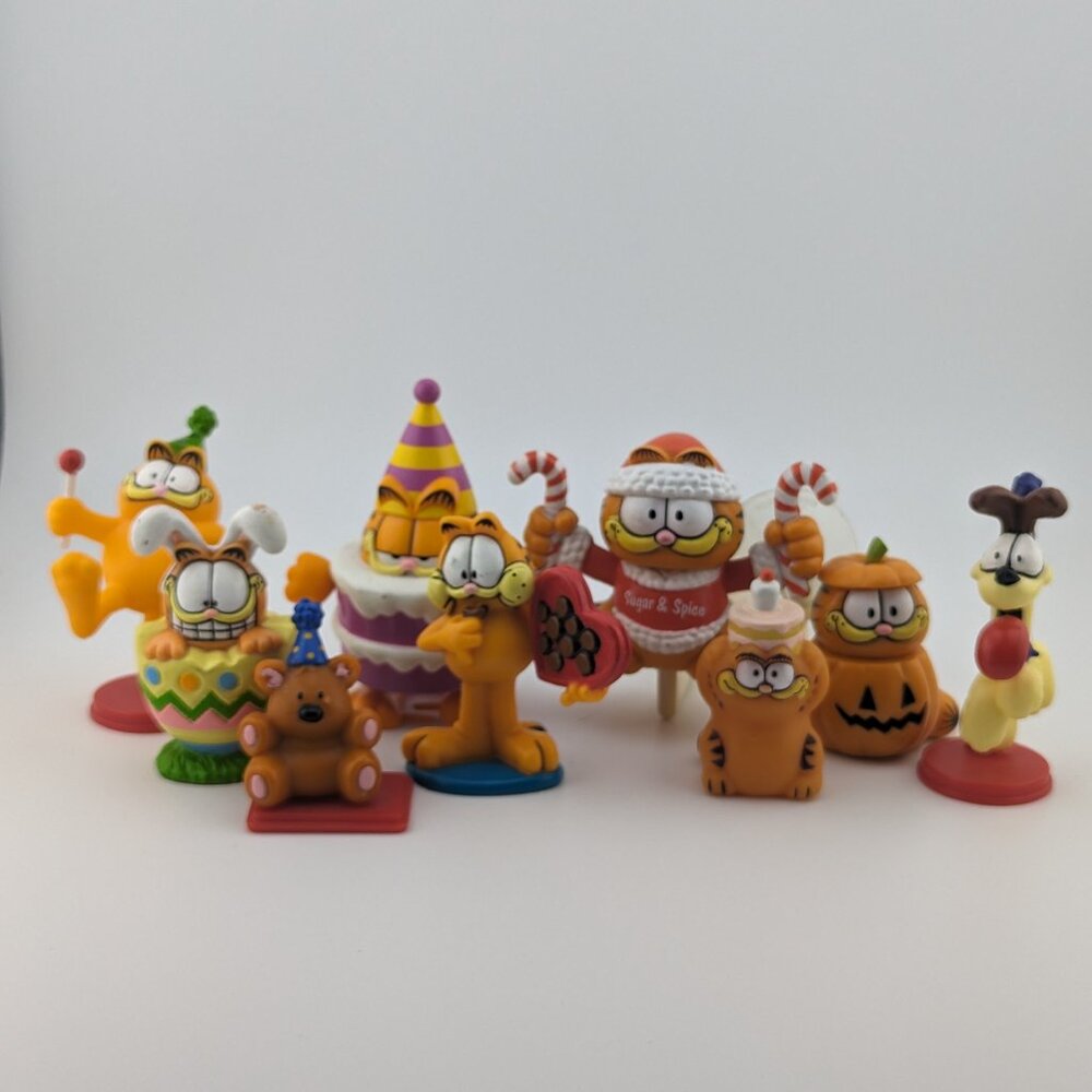 Bundle of 9 vintage collectible Garfield and Odie festive toys and cake topper